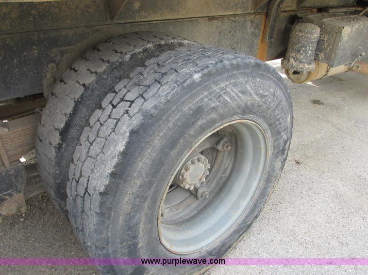 image for item E7283 1989 Ford L8000 tandem axle dump truck