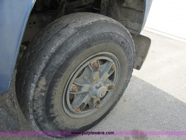 image for item E7283 1989 Ford L8000 tandem axle dump truck