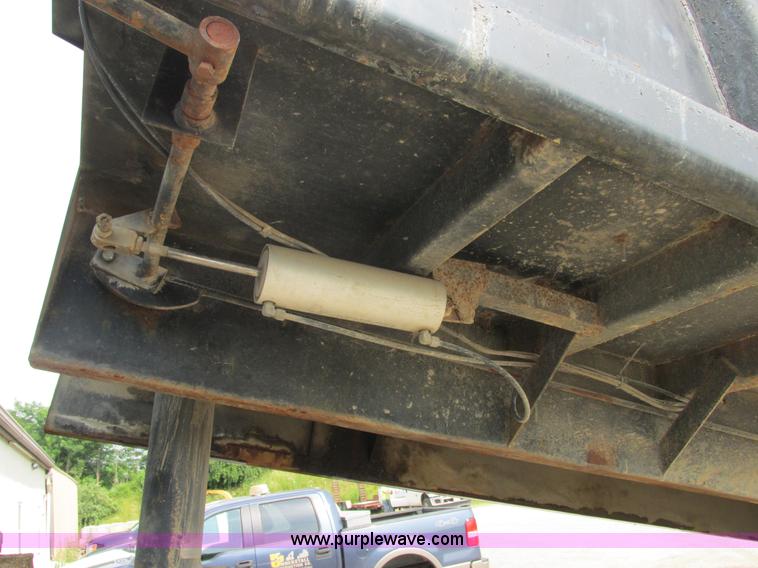 image for item E7283 1989 Ford L8000 tandem axle dump truck