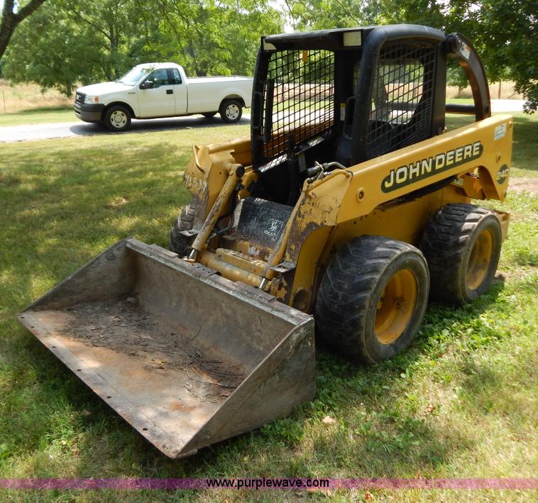 image for item F4019 2000 John Deere 240 skid steer