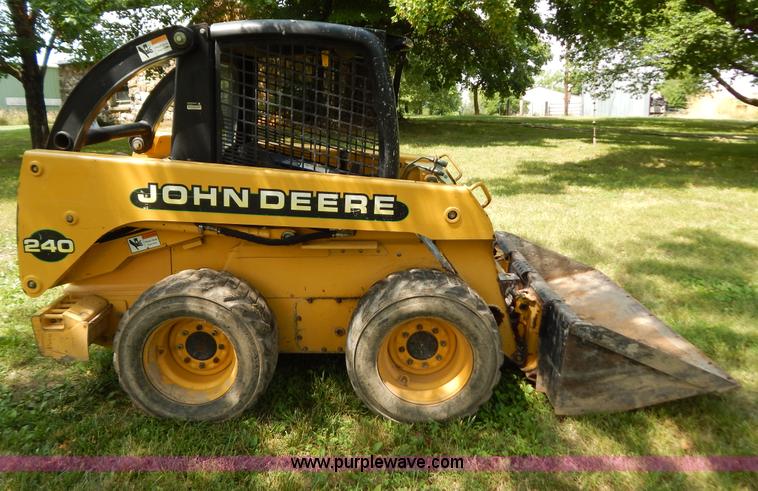 image for item F4019 2000 John Deere 240 skid steer