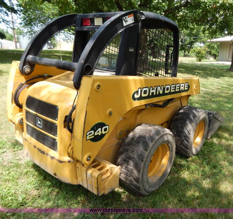 image for item F4019 2000 John Deere 240 skid steer