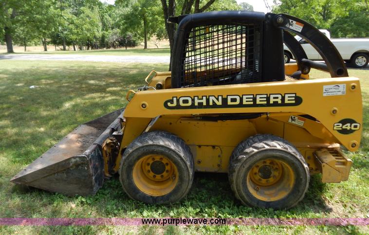 image for item F4019 2000 John Deere 240 skid steer