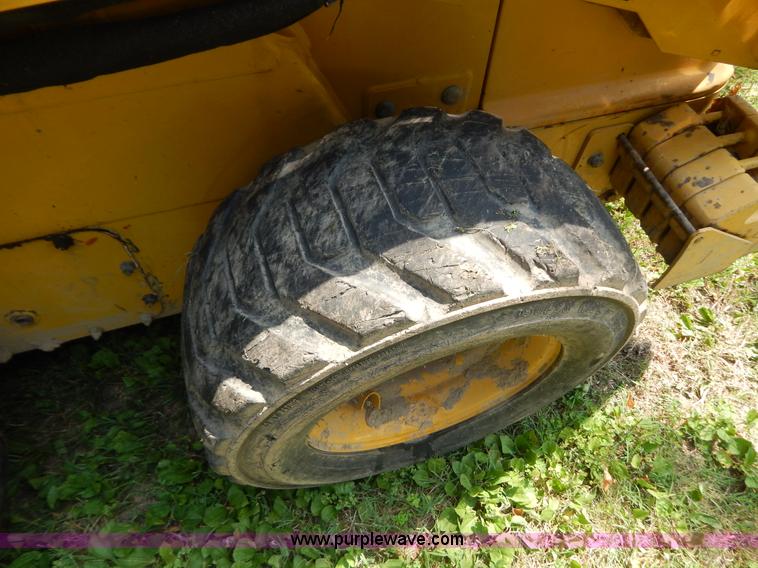 image for item F4019 2000 John Deere 240 skid steer
