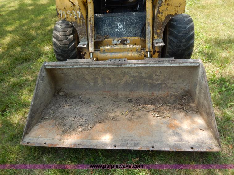 image for item F4019 2000 John Deere 240 skid steer