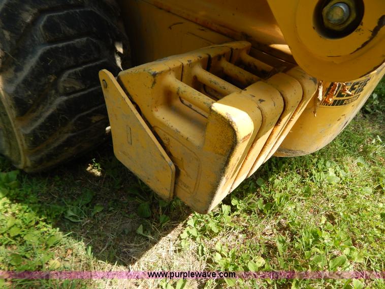 image for item F4019 2000 John Deere 240 skid steer