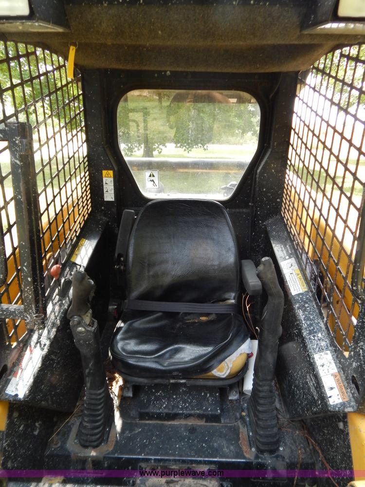 image for item F4019 2000 John Deere 240 skid steer