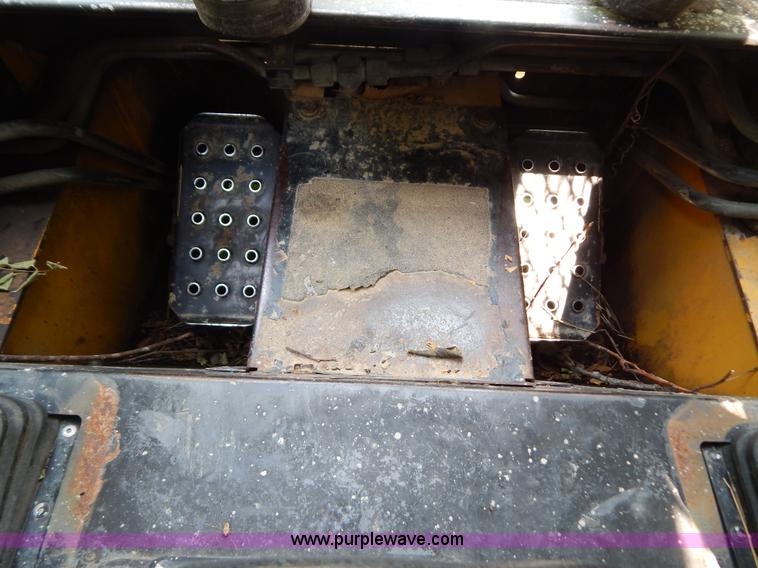 image for item F4019 2000 John Deere 240 skid steer