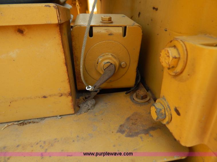 image for item F4027 1994 Caterpillar D3C Series III dozer