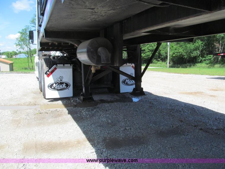 image for item F5075 2011 Global Vacuum Systems 130 barrel vac trailer