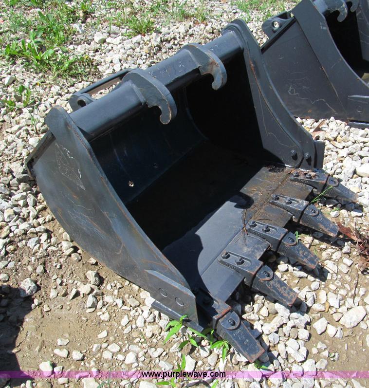 Bobcat 30" excavator bucket in Blue Springs, MO Item F5108 sold