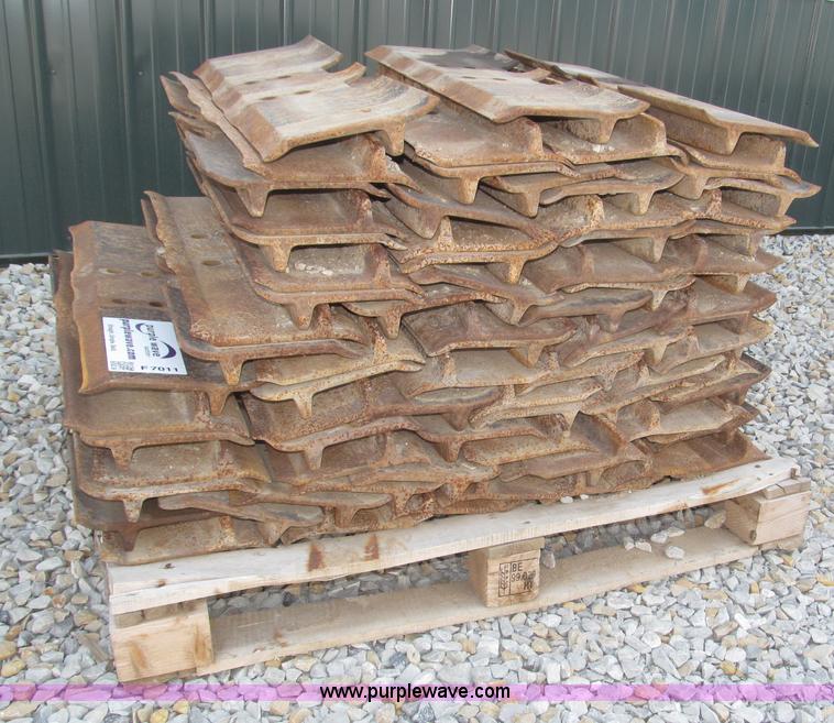 image for item F7011 Approximately 80 30"W single grouser track pads