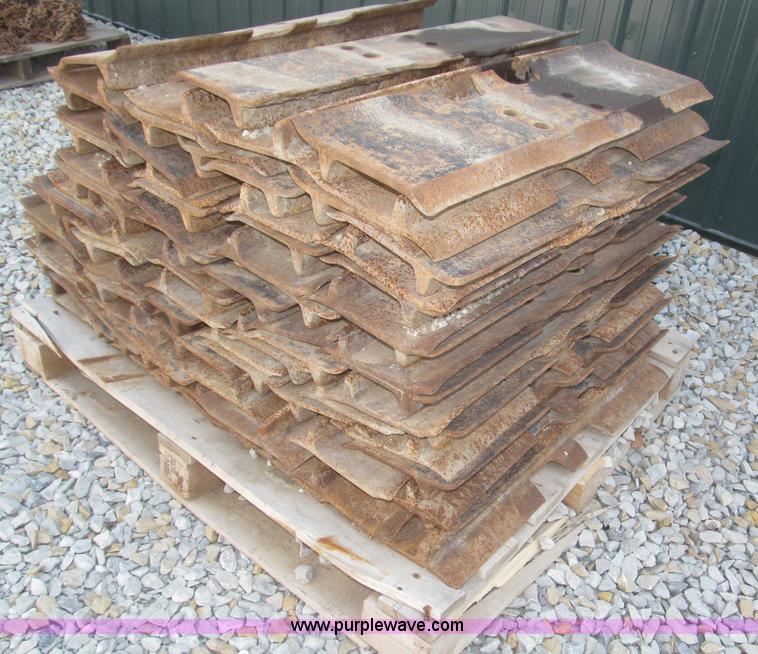 image for item F7011 Approximately 80 30"W single grouser track pads