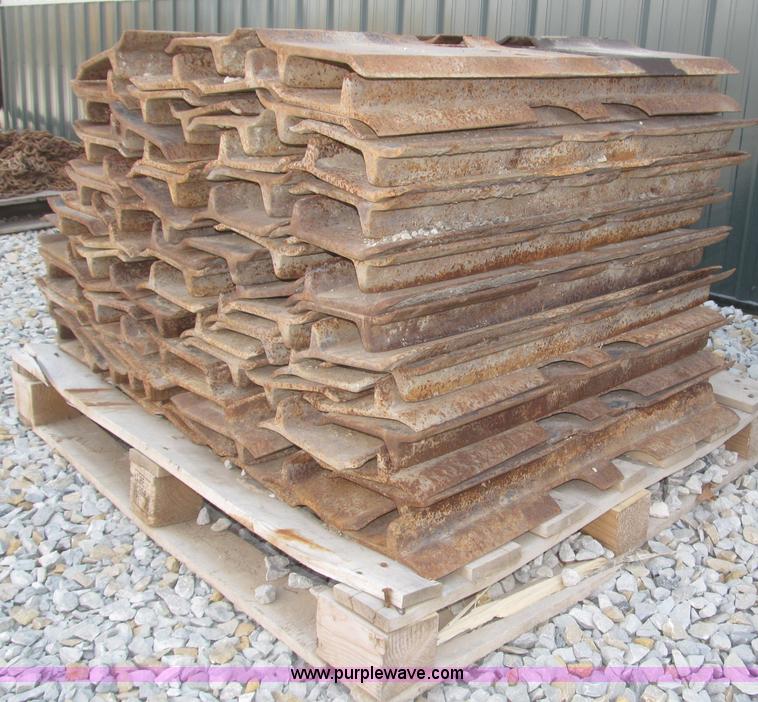 image for item F7011 Approximately 80 30"W single grouser track pads