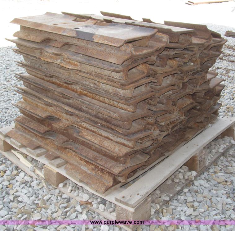 image for item F7011 Approximately 80 30"W single grouser track pads