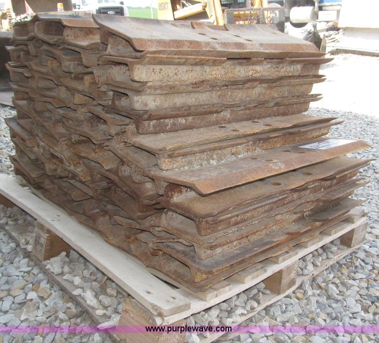 image for item F7011 Approximately 80 30"W single grouser track pads