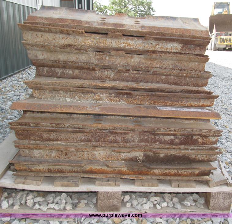 image for item F7011 Approximately 80 30"W single grouser track pads