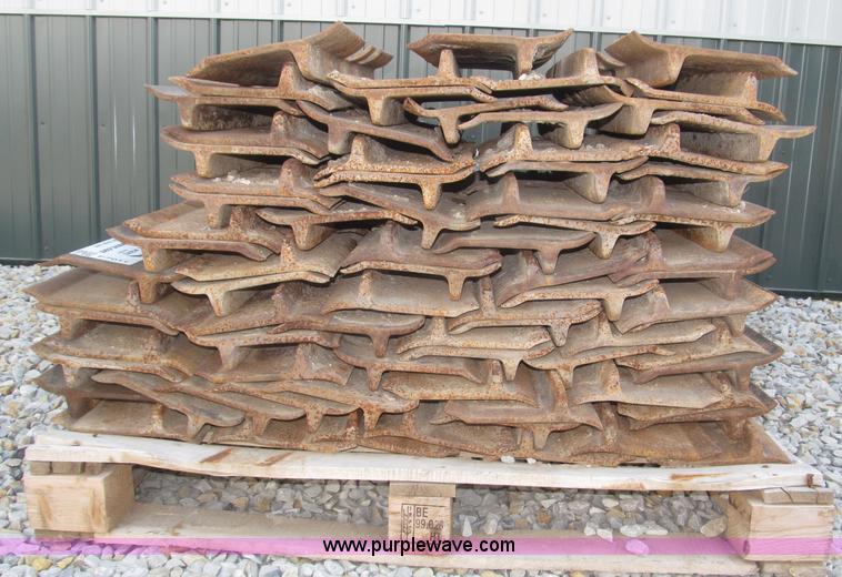 image for item F7011 Approximately 80 30"W single grouser track pads