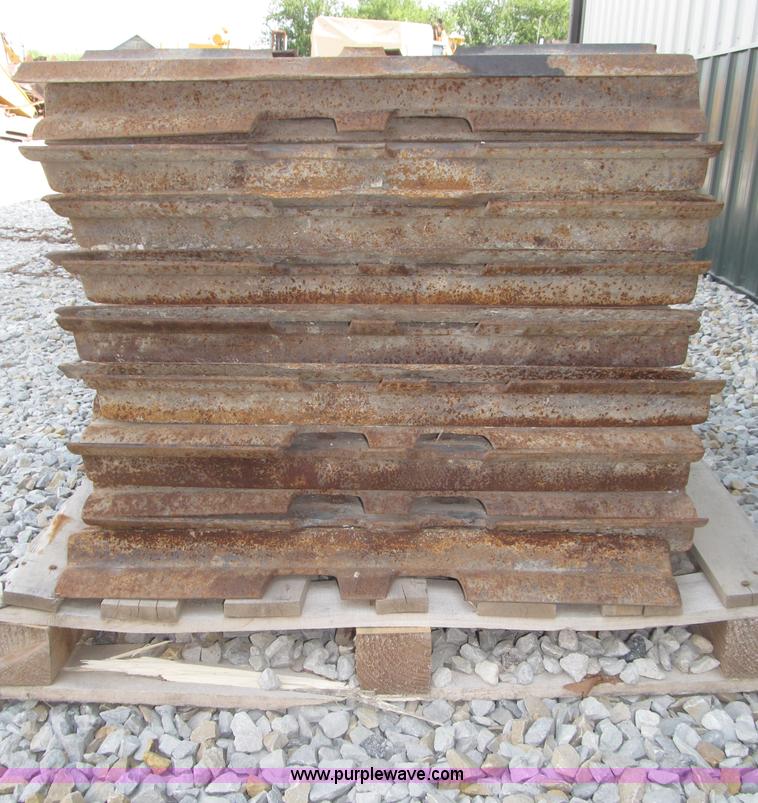 image for item F7011 Approximately 80 30"W single grouser track pads