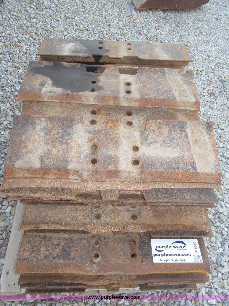 image for item F7011 Approximately 80 30"W single grouser track pads