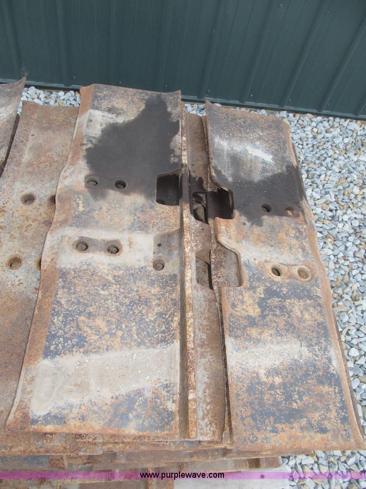 image for item F7011 Approximately 80 30"W single grouser track pads
