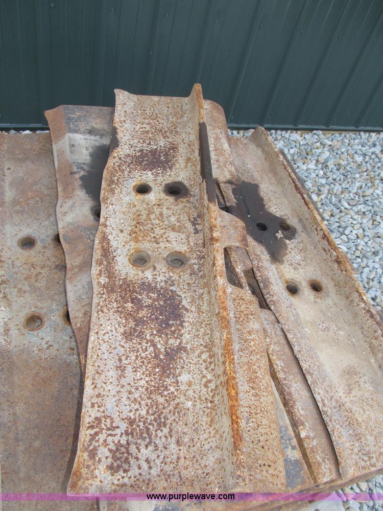 image for item F7011 Approximately 80 30"W single grouser track pads