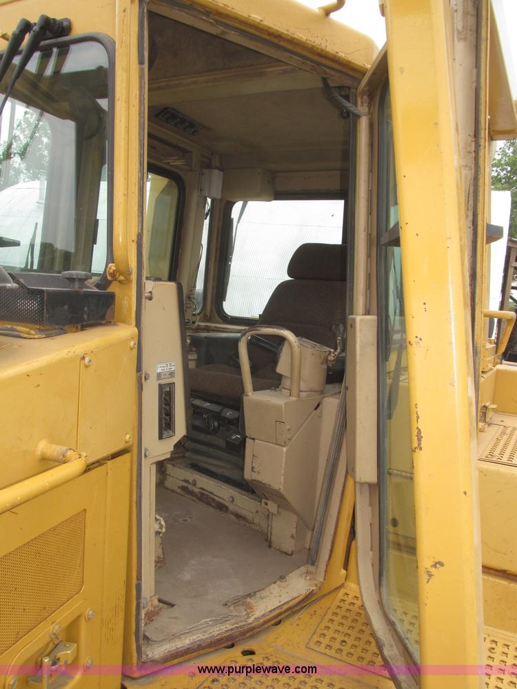 image for item F7023 1995 Caterpillar D6H LGP dozer