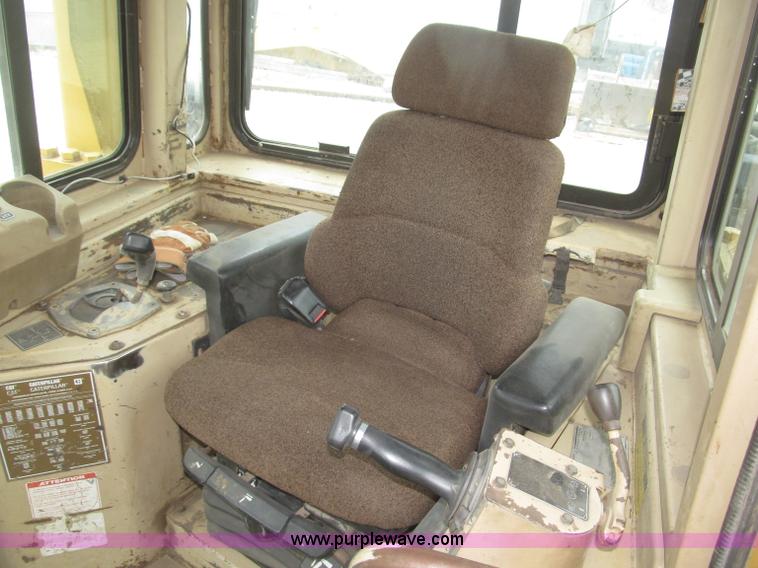 image for item F7023 1995 Caterpillar D6H LGP dozer