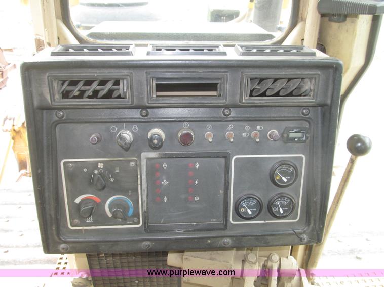 image for item F7023 1995 Caterpillar D6H LGP dozer