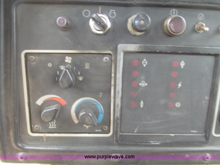 image for item F7023 1995 Caterpillar D6H LGP dozer