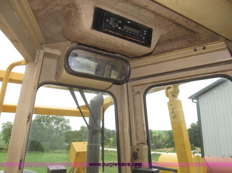 image for item F7023 1995 Caterpillar D6H LGP dozer