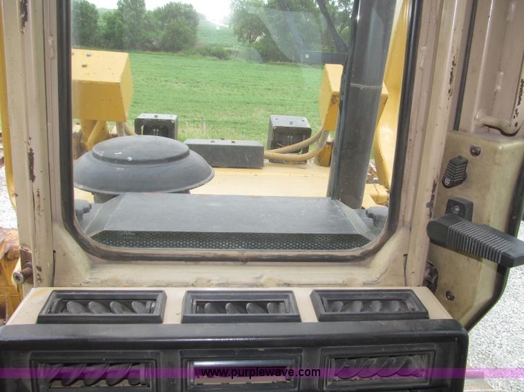 image for item F7023 1995 Caterpillar D6H LGP dozer