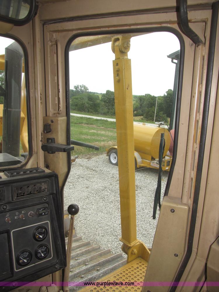 image for item F7023 1995 Caterpillar D6H LGP dozer