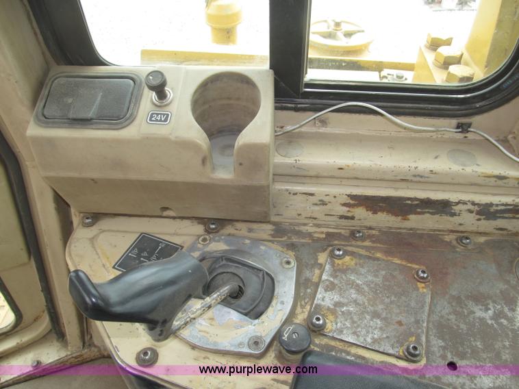 image for item F7023 1995 Caterpillar D6H LGP dozer
