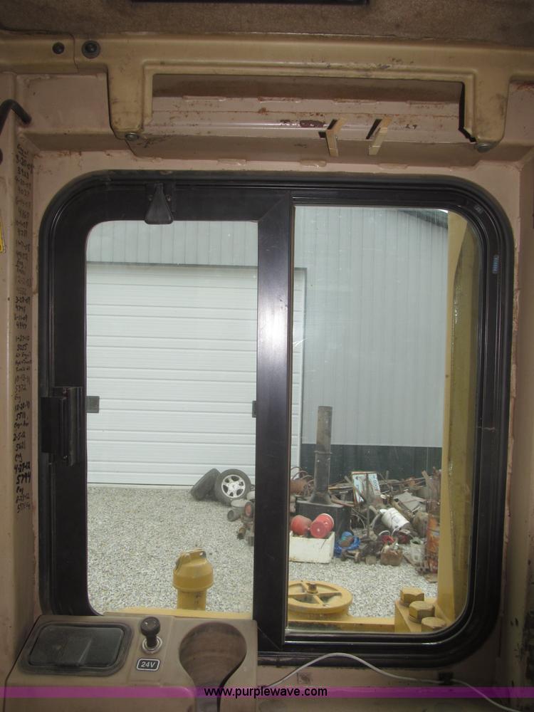 image for item F7023 1995 Caterpillar D6H LGP dozer