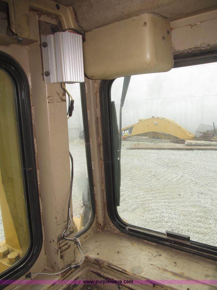 image for item F7023 1995 Caterpillar D6H LGP dozer
