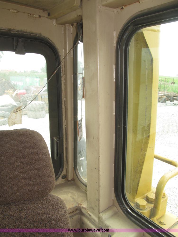 image for item F7023 1995 Caterpillar D6H LGP dozer