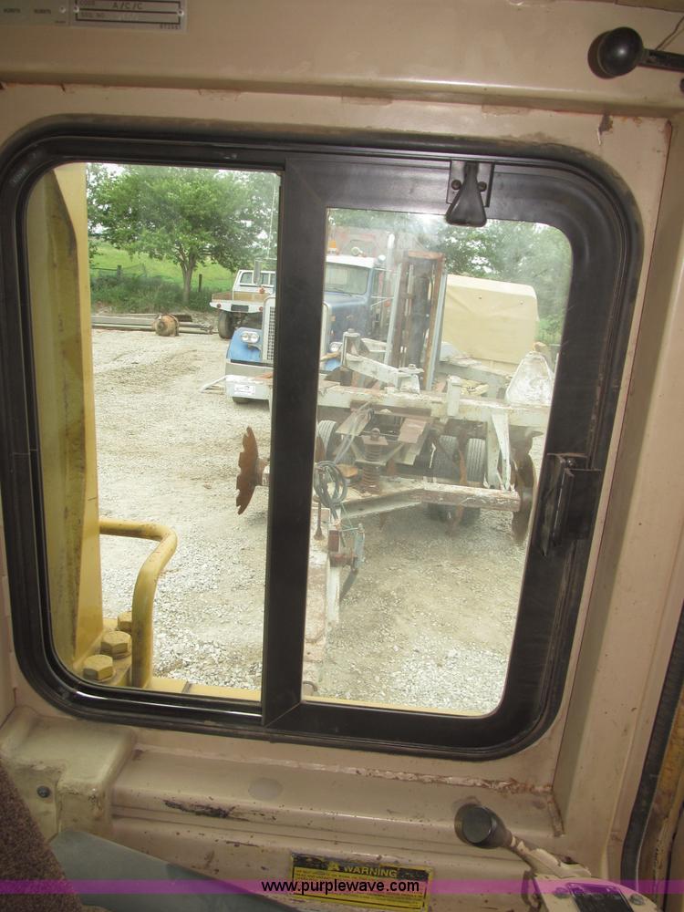 image for item F7023 1995 Caterpillar D6H LGP dozer