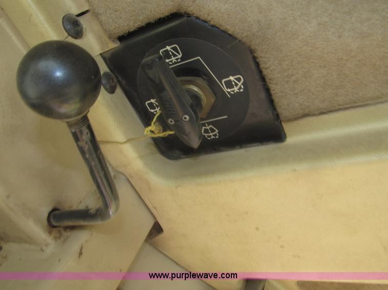 image for item F7023 1995 Caterpillar D6H LGP dozer