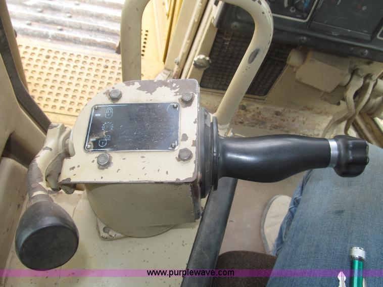 image for item F7023 1995 Caterpillar D6H LGP dozer
