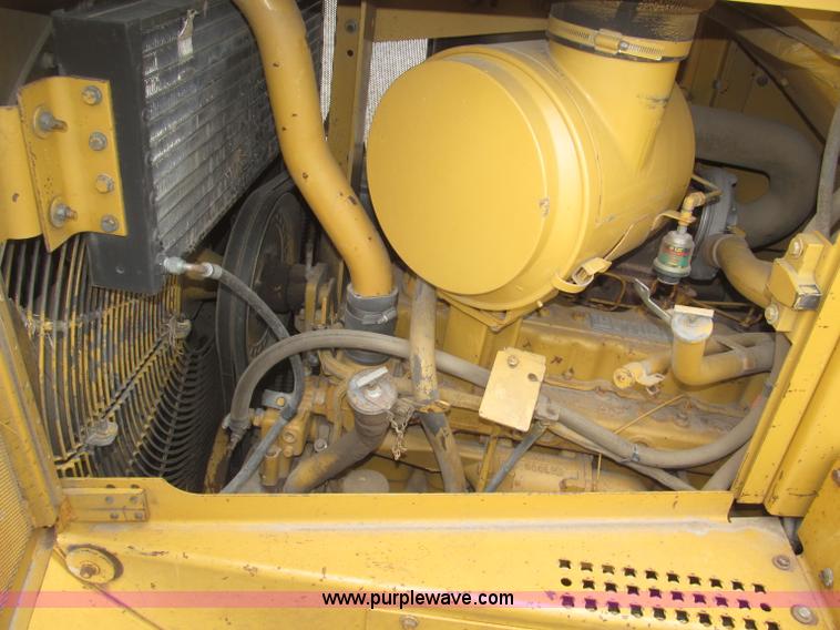 image for item F7023 1995 Caterpillar D6H LGP dozer