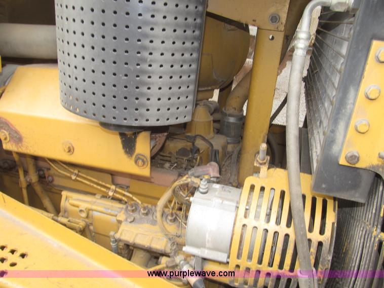image for item F7023 1995 Caterpillar D6H LGP dozer