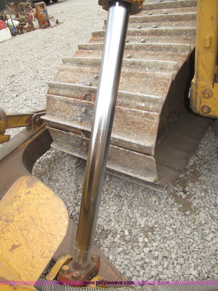 image for item F7023 1995 Caterpillar D6H LGP dozer