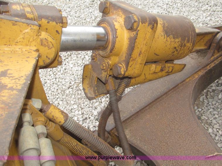 image for item F7023 1995 Caterpillar D6H LGP dozer