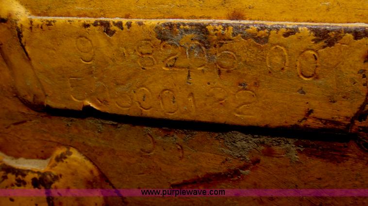 image for item F7023 1995 Caterpillar D6H LGP dozer