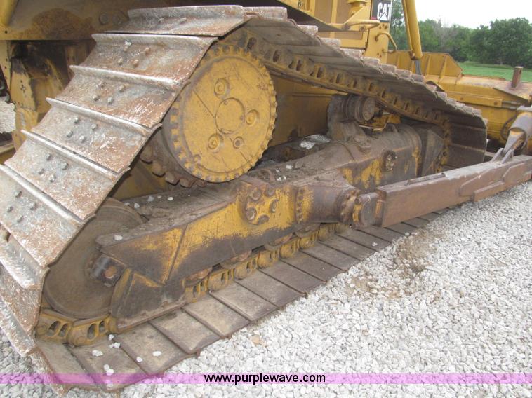 image for item F7023 1995 Caterpillar D6H LGP dozer