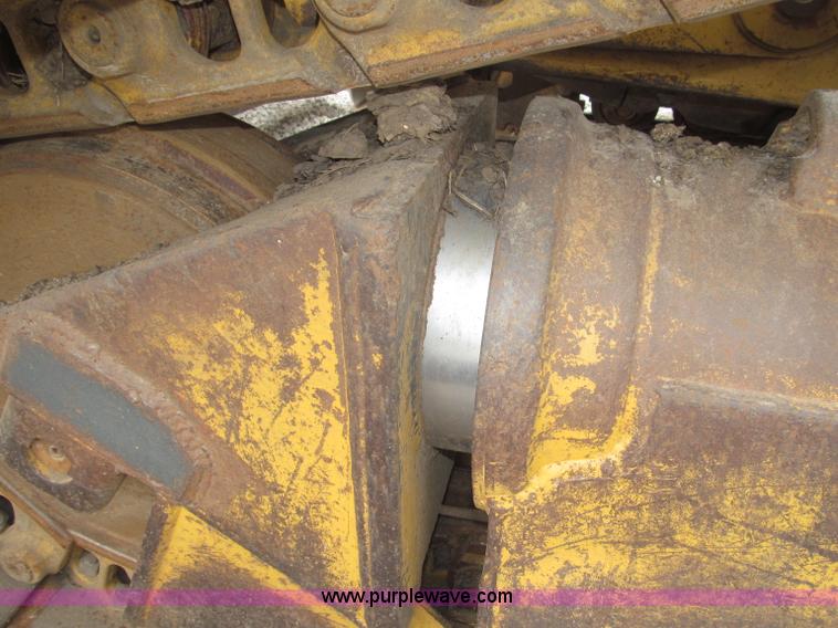 image for item F7023 1995 Caterpillar D6H LGP dozer