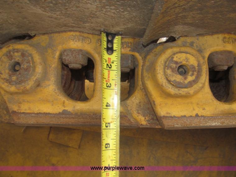 image for item F7023 1995 Caterpillar D6H LGP dozer
