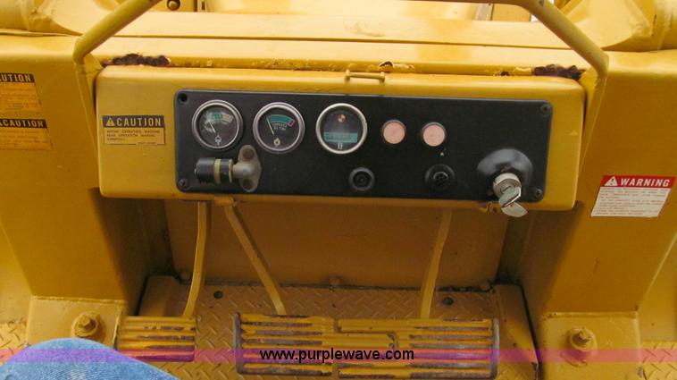 image for item G2019 1985 Komatsu D57S track loader
