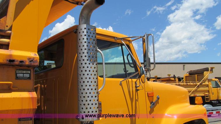 image for item G2021 2002 International F2554 dump truck